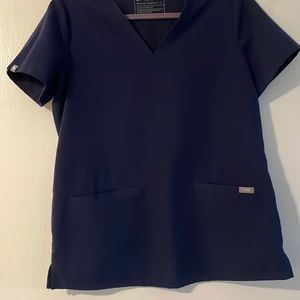 FIGS 3 pocket scrub top